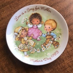 1983 Mother's Day AVON Collectable Plate Gold Trimmed